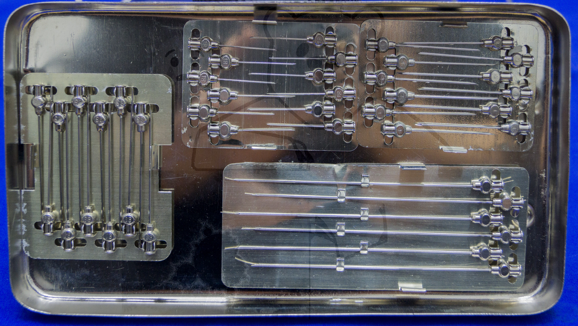 Spritzenbox Feldlazarett / Sanitäter, Anfang 1970'er Jahre, Detailansicht Deckel mit den Kanülen